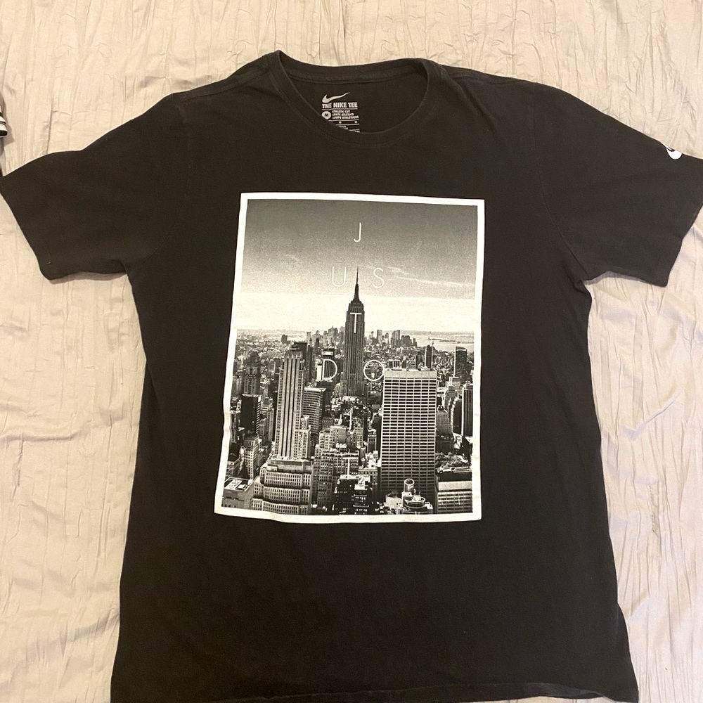 Nike graphic t-shirt size medium